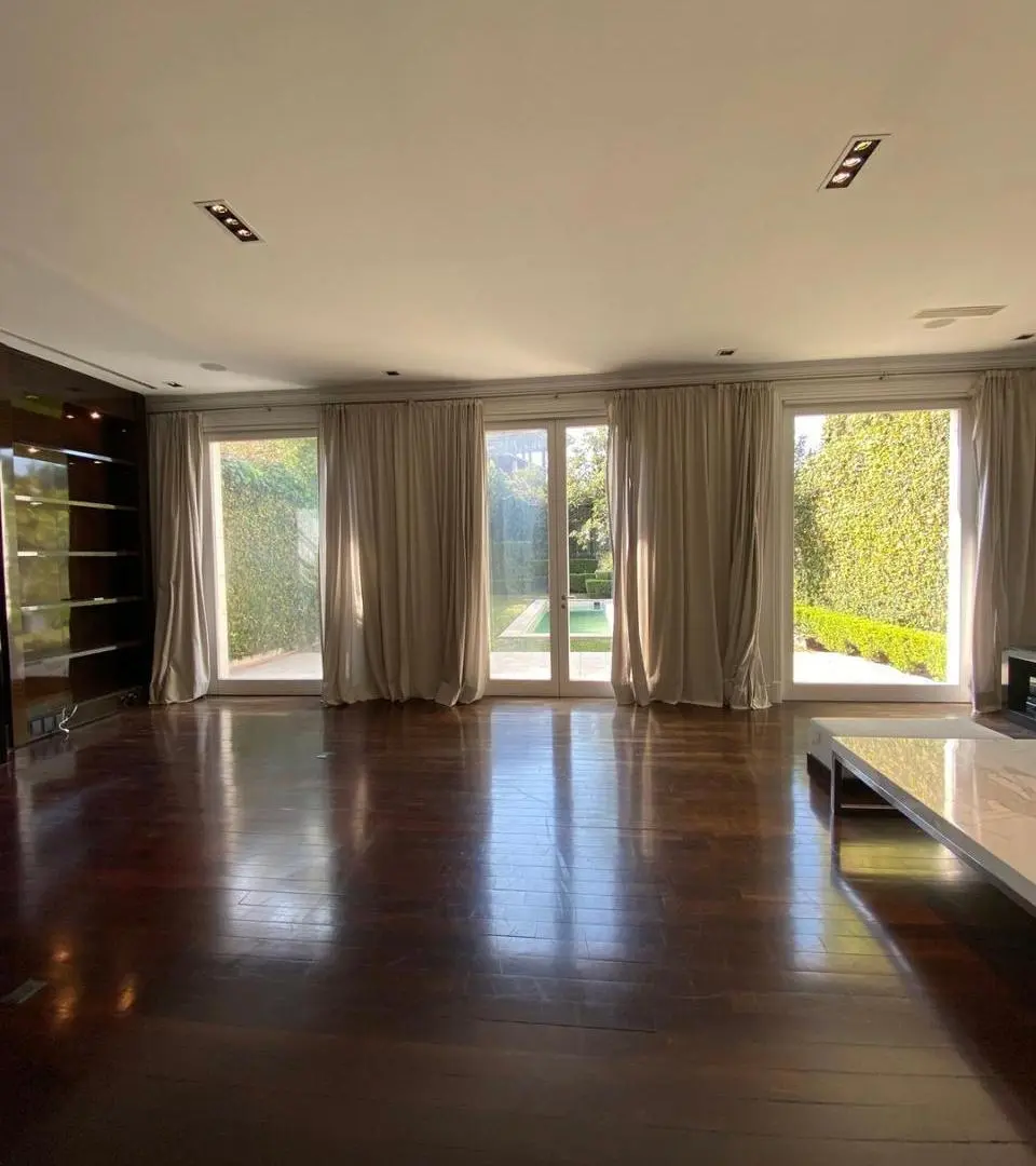 Oportunidad alquiler casa a nuevo en Barrio Parque, 760m2 con jardín y pileta! 2
