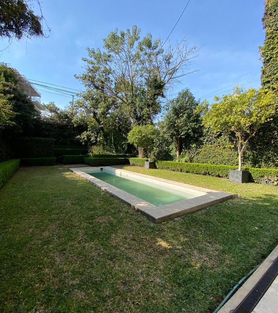 Oportunidad alquiler casa a nuevo en Barrio Parque, 760m2 con jardín y pileta!