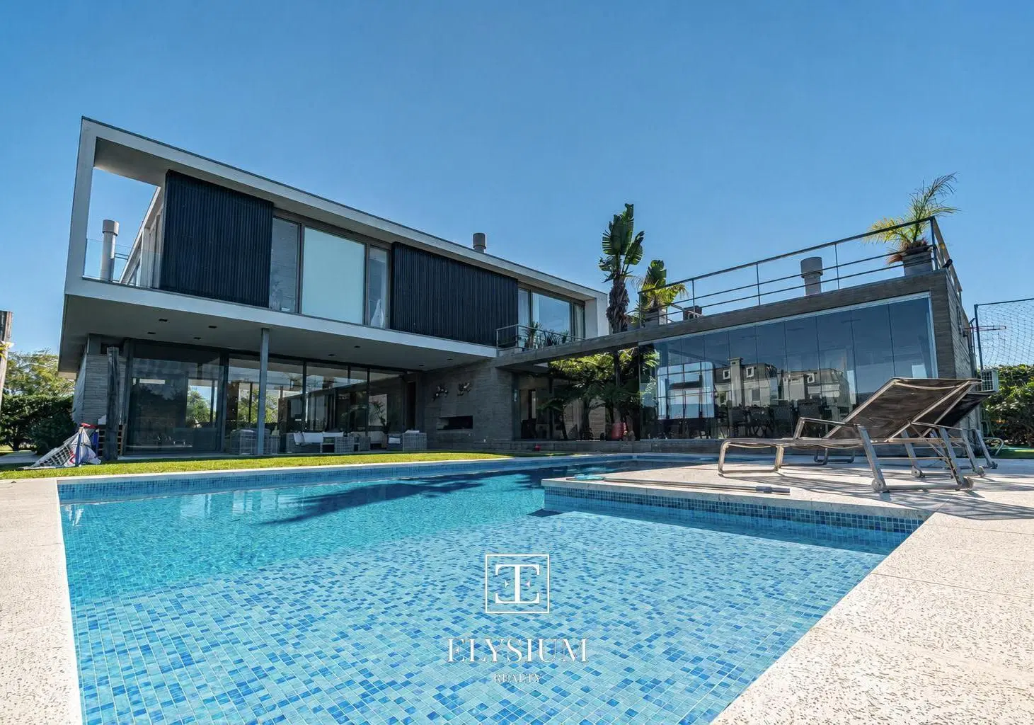 Venta Casa Minimalista de 1300 m² en Nordelta Golf Club con Vista al Golf y Piscina 2