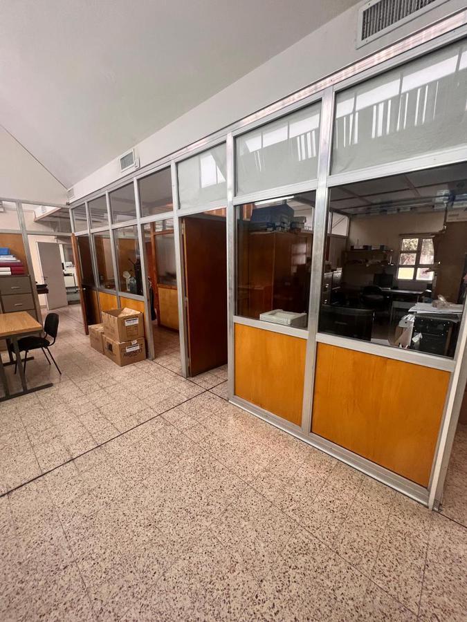 Importante Predio de 7.900 m con 200 m de Oficinas 2
