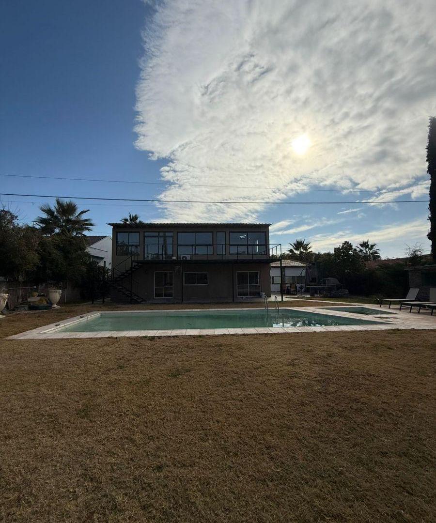 SE VENDE CASA EN Bº DALVIAN CON PISCINA