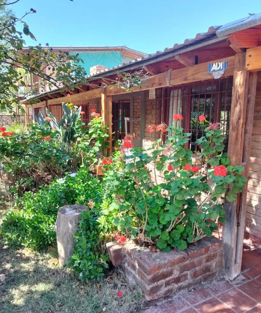 SE VENDE CASA CON 2 CABAÑAS EN LUNLUNTA, MAIPÚ, MENDOZA 1