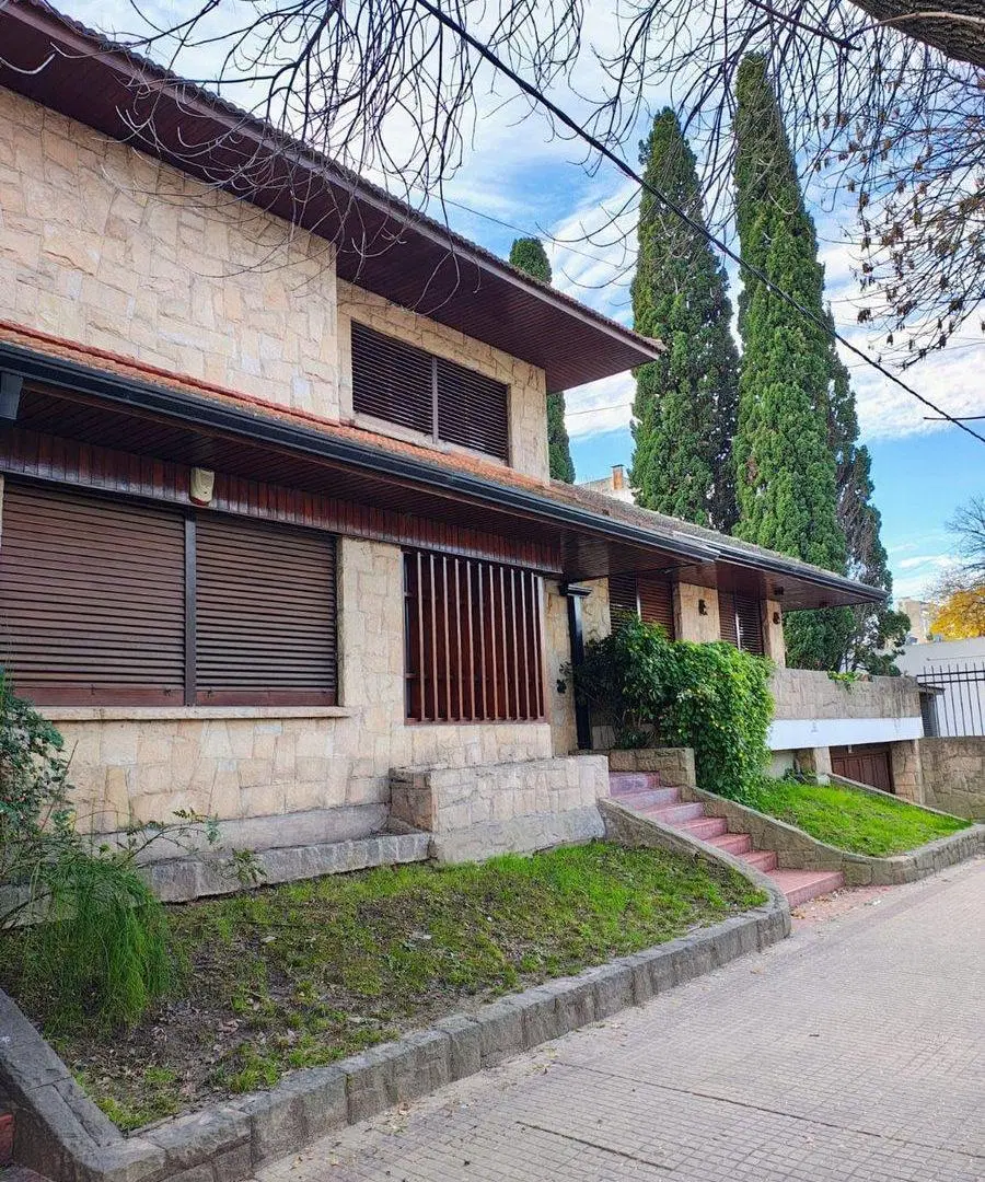 Casa de 4 dormitorios en venta en la Plata 4