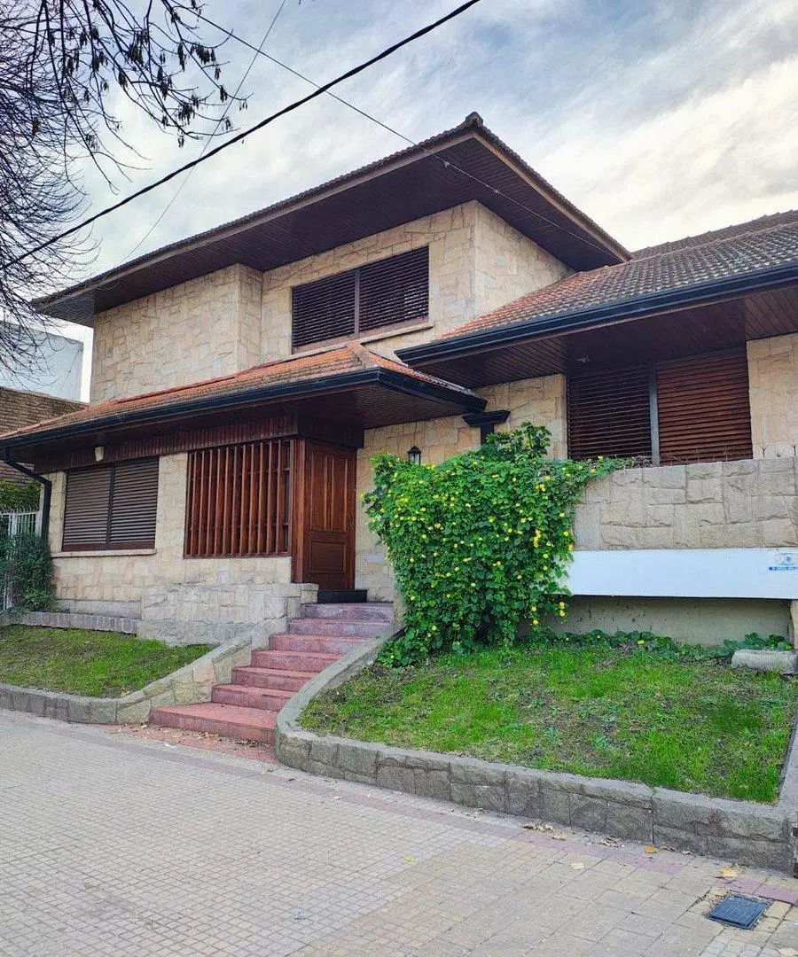 Casa de 4 dormitorios en venta en la Plata 3