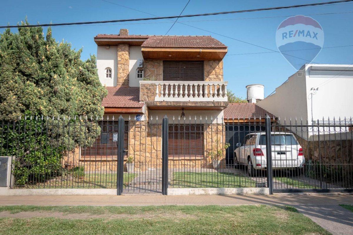 CASA 3 DORMITORIOS EN VENTA LA PLATA CON PILETA