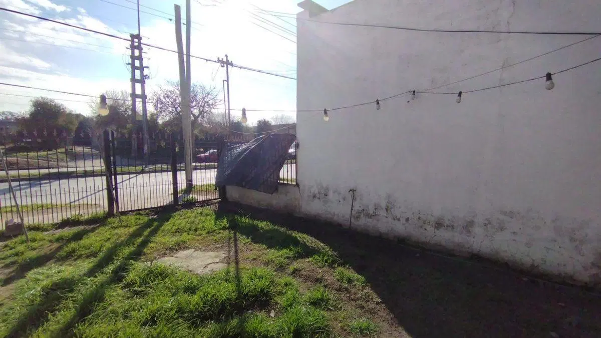 CASA 2 DORMITORIOS EN VENTA LA PLATA A REFACCIONAR 2