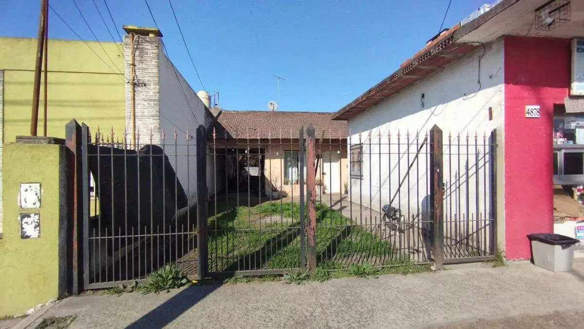 CASA 2 DORMITORIOS EN VENTA LA PLATA A REFACCIONAR 5