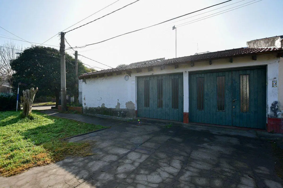 CASA 2 DORMITORIOS EN VENTA LA PLATA 2 GARAGES 4