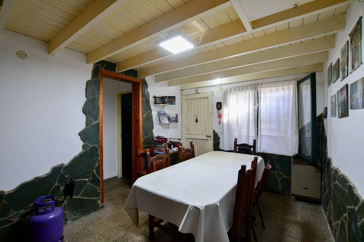 CASA 2 DORMITORIOS EN VENTA LA PLATA 2 GARAGES 5