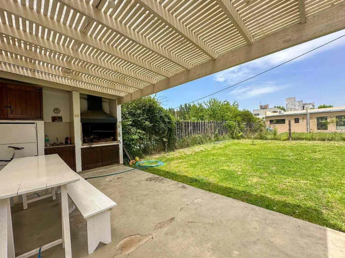 CASA 2 DORMITORIOS EN VENTA PARQUE SICARDI + PATIO 2