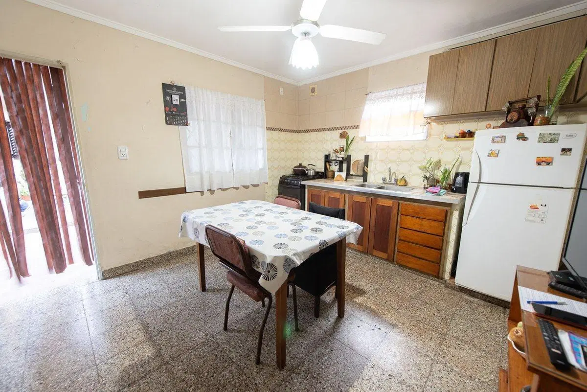 CASA 2 DORMITORIOS EN VENTA LA PLATA CON PATIO 5