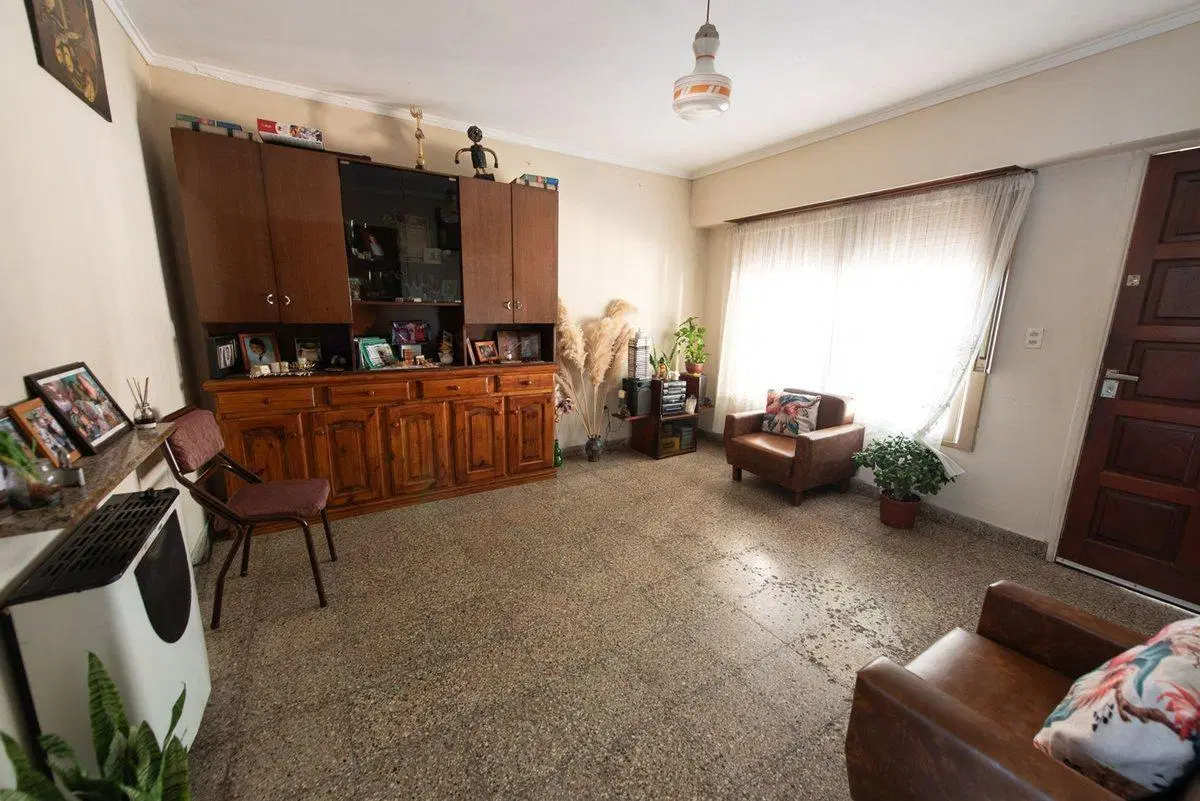 CASA 2 DORMITORIOS EN VENTA LA PLATA CON PATIO 2