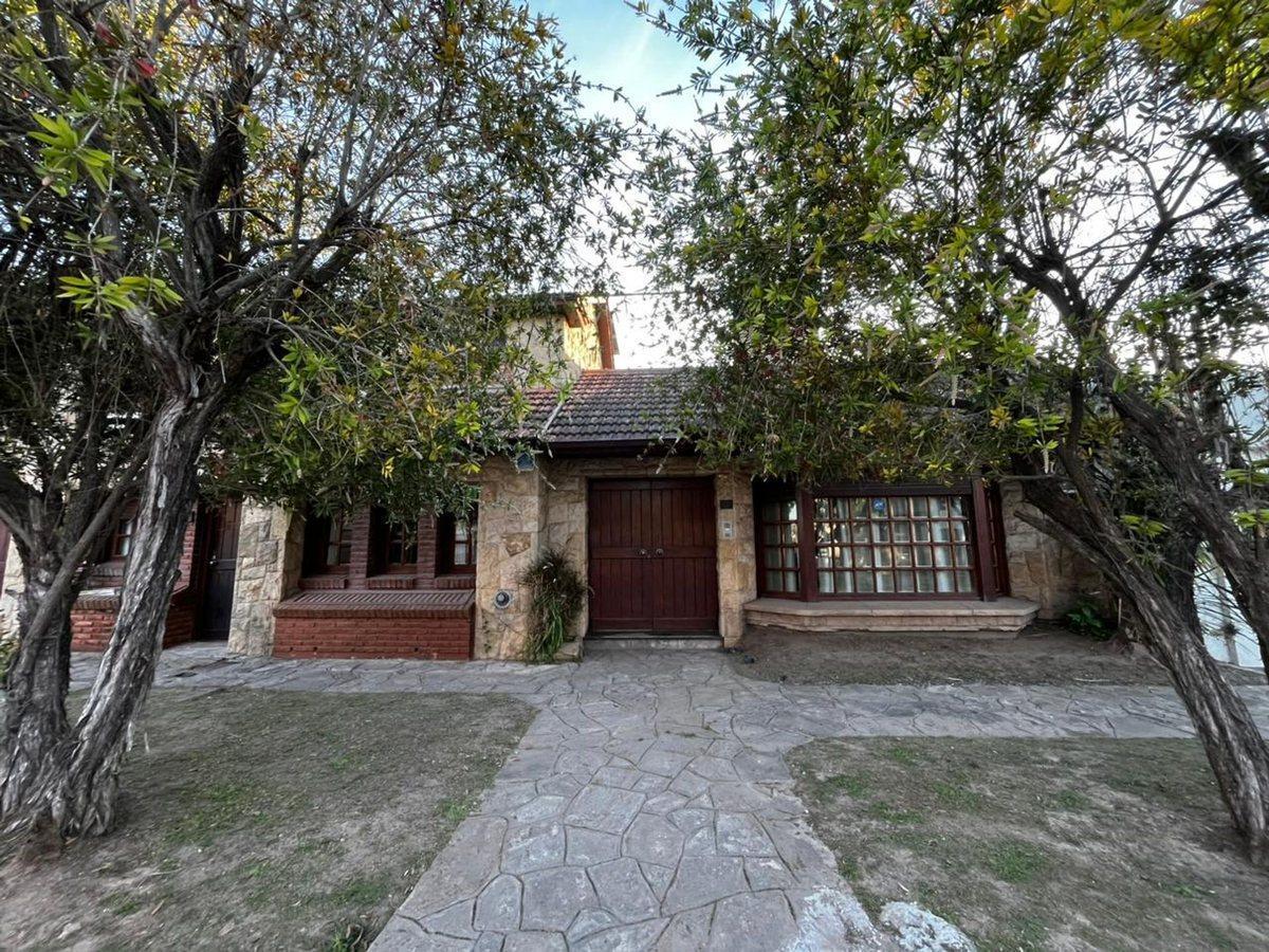 CASA 4 DORMITORIOS EN VENTA, DOLORES TIPO CHALET