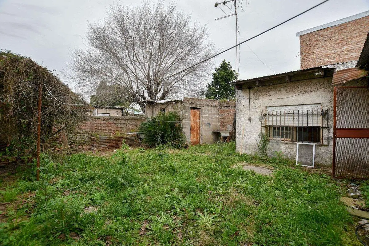 CASA EN VENTA A REFACCIONAR LA PLATA 4