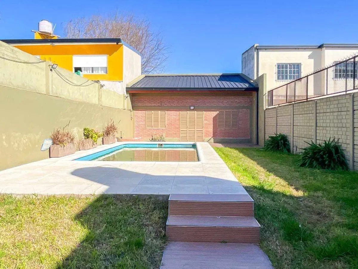 CASA 3 DOMITORIOS EN VENTA BERISSO PILETA 3