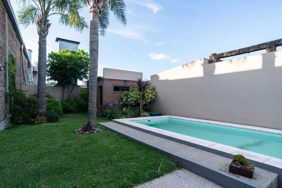 CASA 3 DORMITORIOS EN VENTA EN BERISSO CON PILETA 4