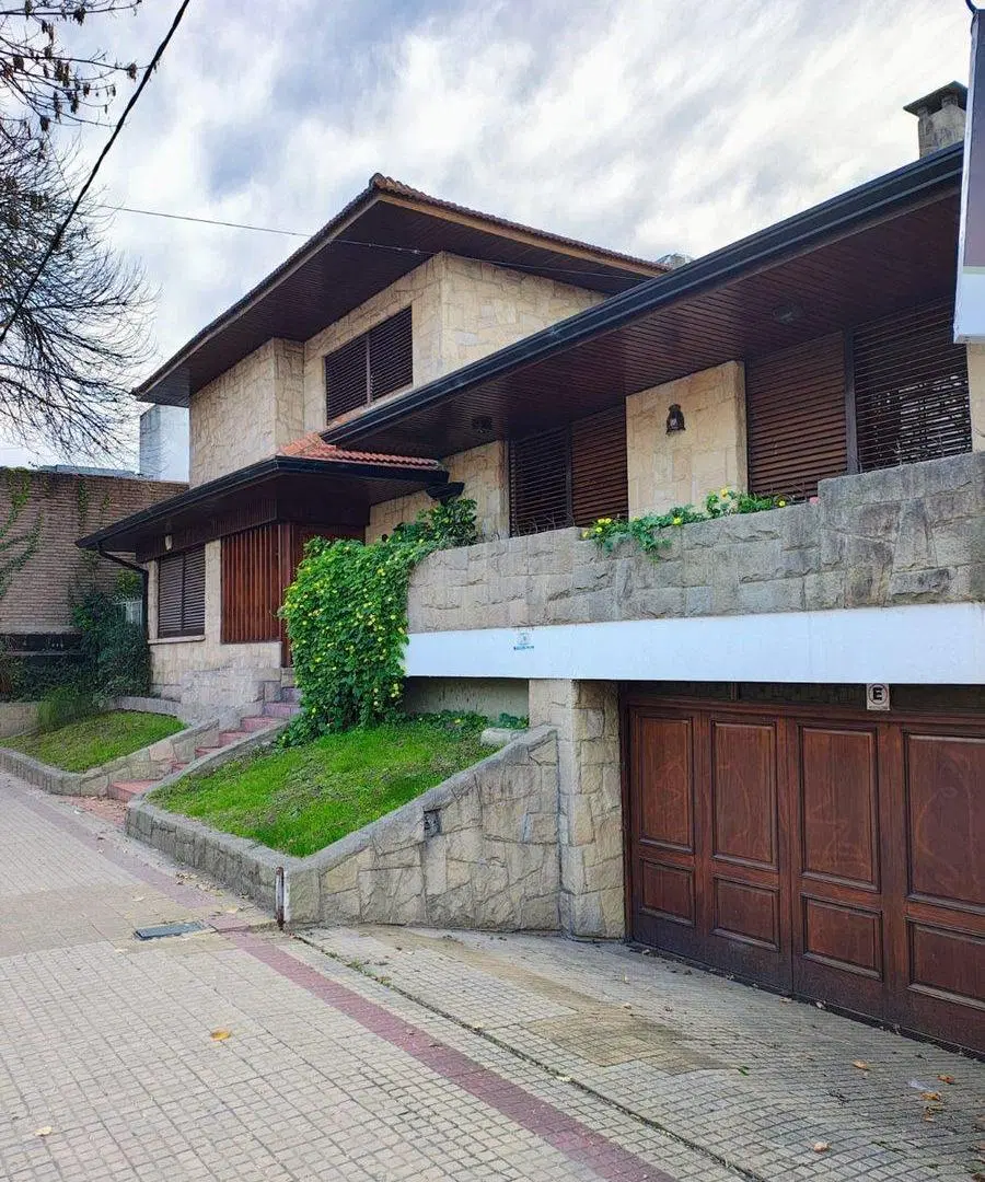 Casa de 4 dormitorios en venta en la Plata 4