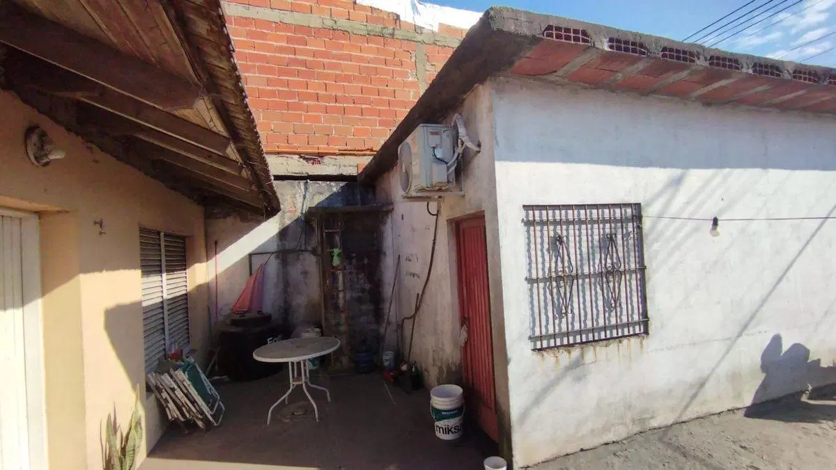 CASA 2 DORMITORIOS EN VENTA LA PLATA A REFACCIONAR 2