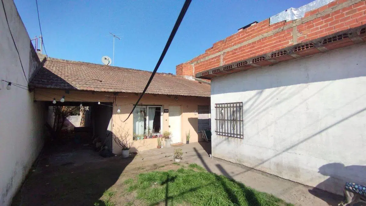 CASA 2 DORMITORIOS EN VENTA LA PLATA A REFACCIONAR 4