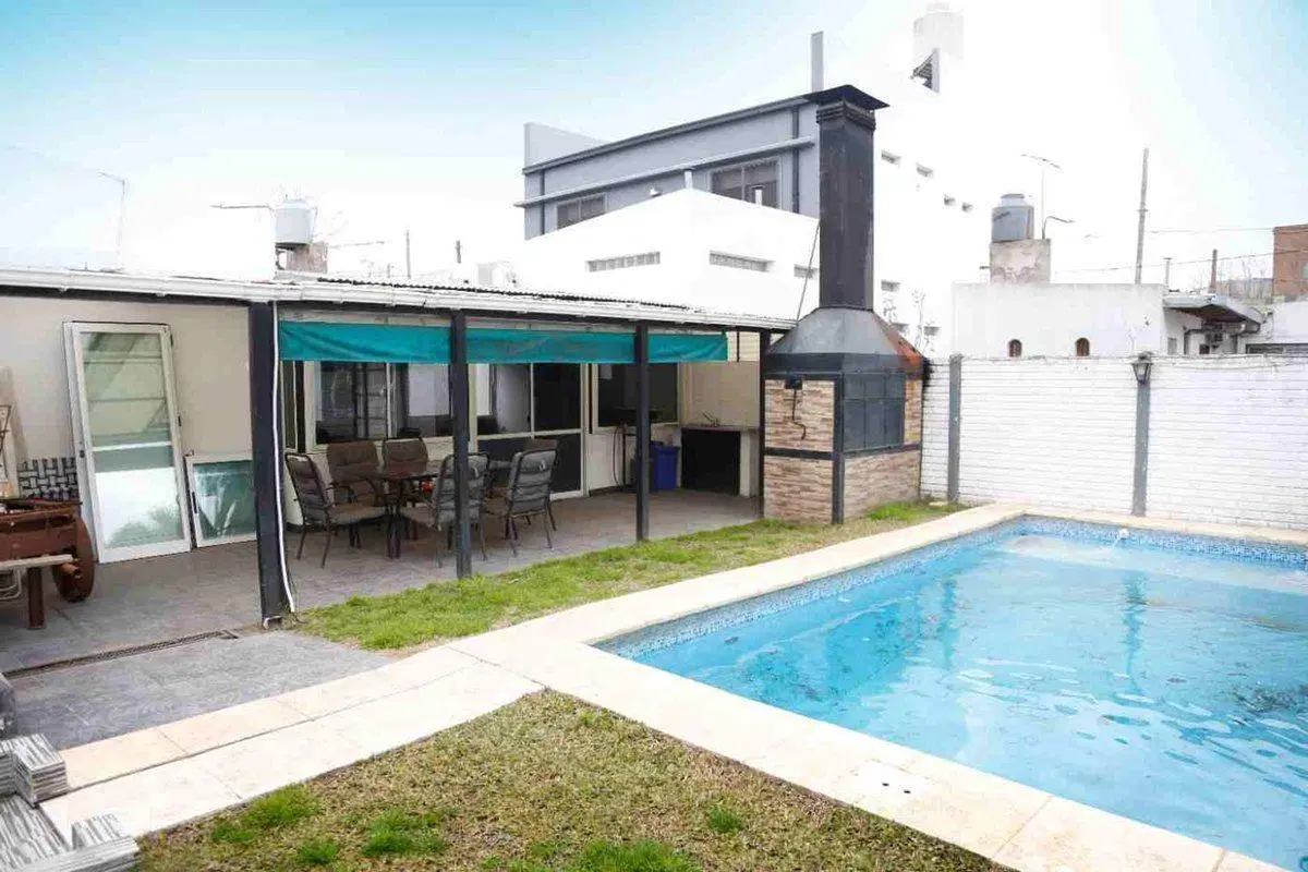 Casa 3 dormitorios en Venta, Los Hornos con Pileta 4