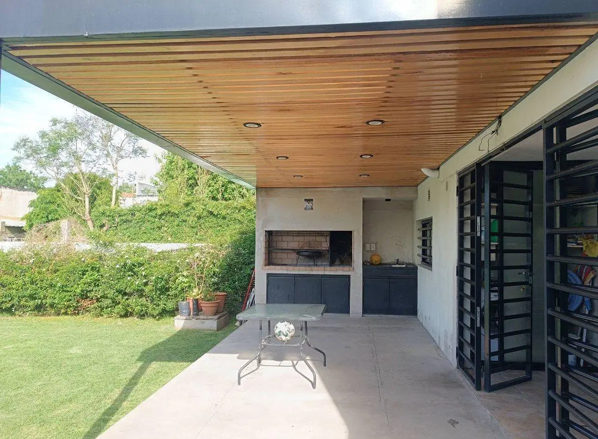 CASA EN VENTA 4 DORMITORIOS EN CITY BELL+ PILETA 3