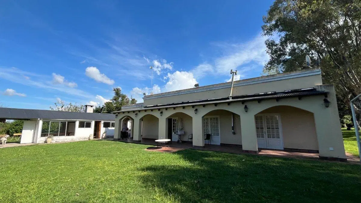 CASA 4 DORMITORIOS VENTA LA PLATA QUINCHO Y PILETA 3
