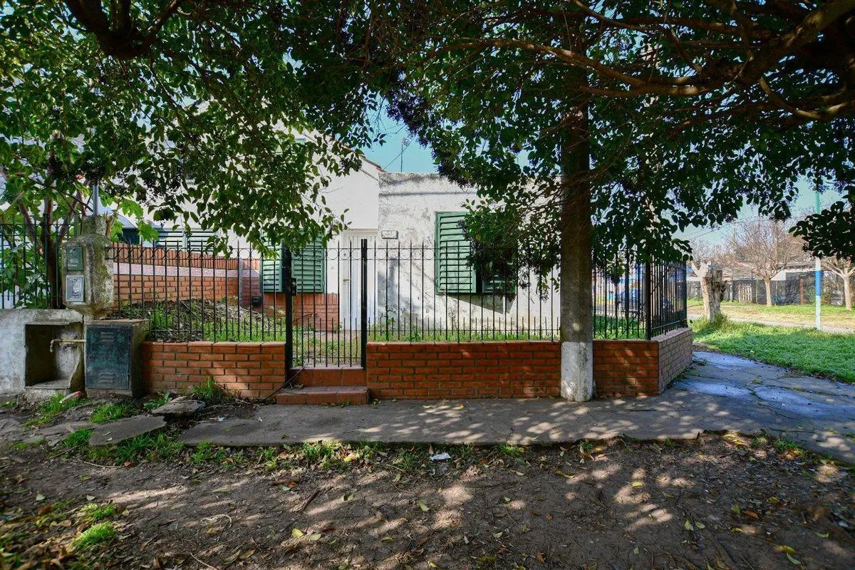 CASA 2 DORMITORIOS EN VENTA LA PLATA 2 GARAGES 3