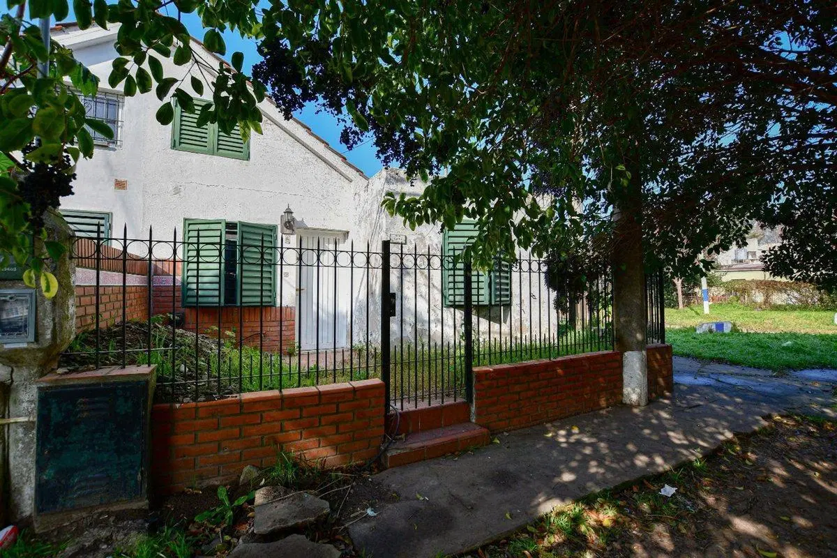 CASA 2 DORMITORIOS EN VENTA LA PLATA 2 GARAGES 4