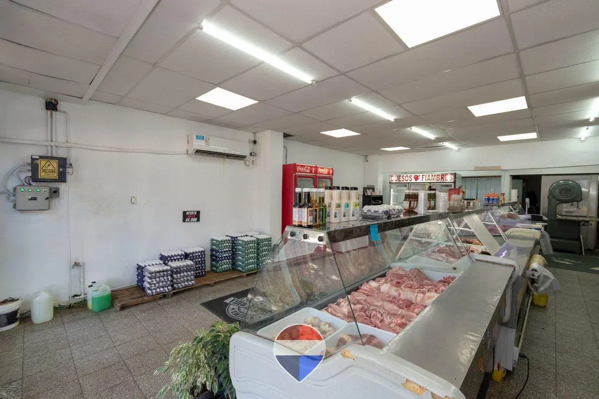 LOCAL COMERCIAL EN VENTA LA PLATA SOBRE AVENIDA 2