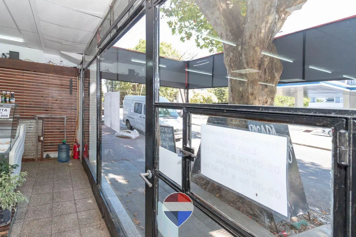LOCAL COMERCIAL EN VENTA LA PLATA SOBRE AVENIDA 4
