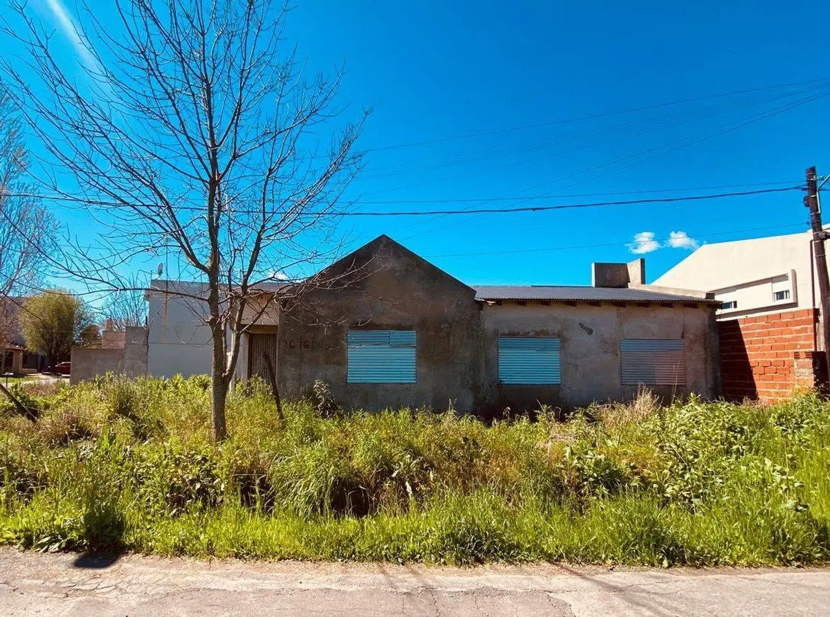 CASA 3 DORMITORIOS EN VENTA LA PLATA A TERMINAR 2