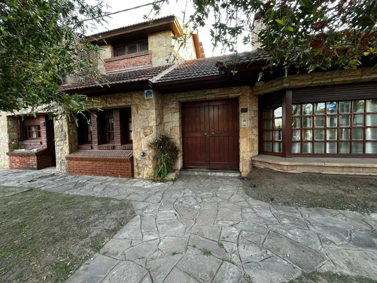 CASA 4 DORMITORIOS EN VENTA, DOLORES TIPO CHALET 2