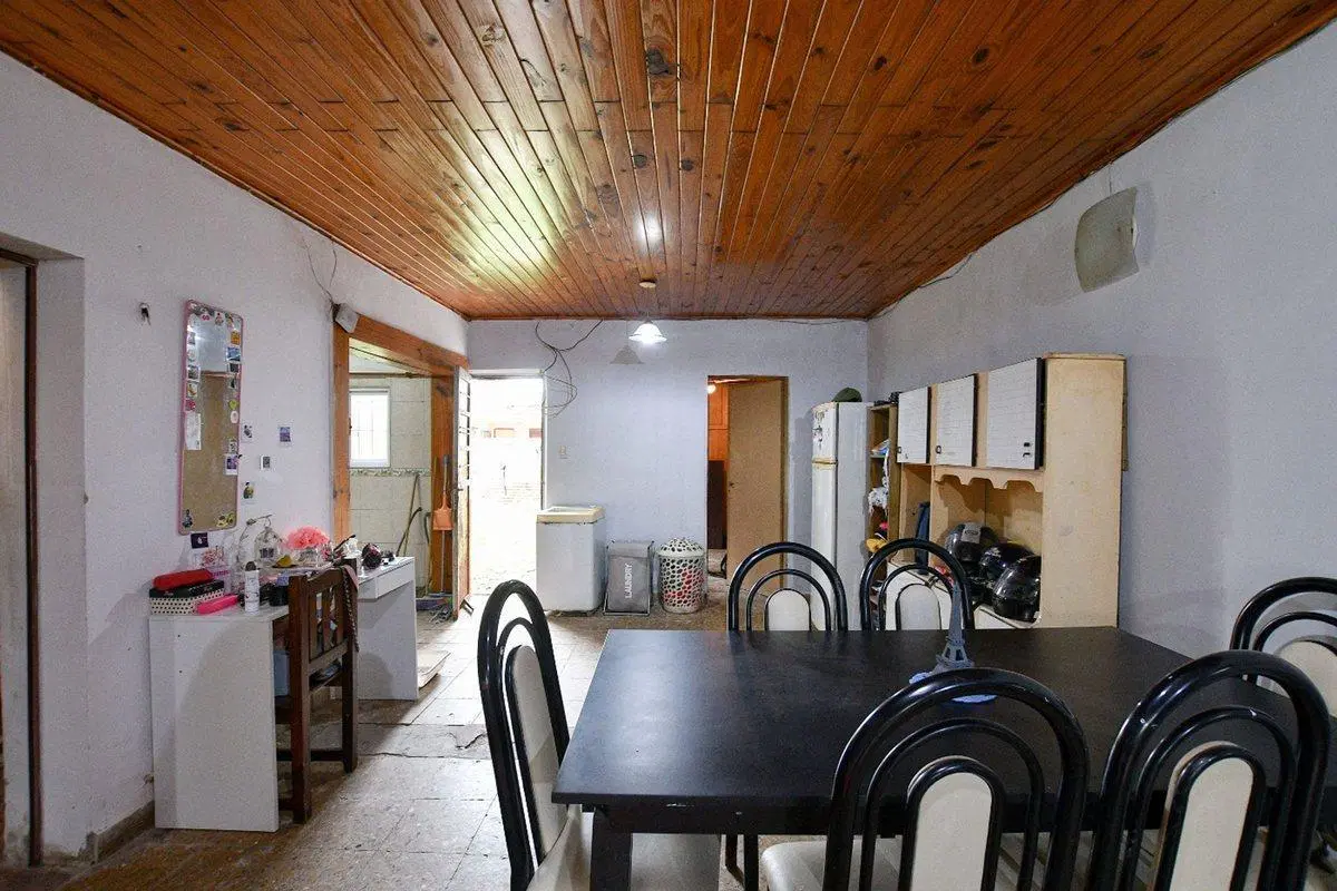 CASA EN VENTA A REFACCIONAR LA PLATA 4