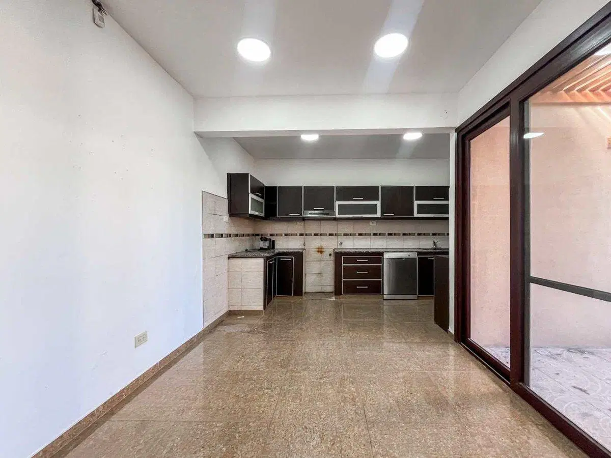 CASA 3 DOMITORIOS EN VENTA BERISSO PILETA 5