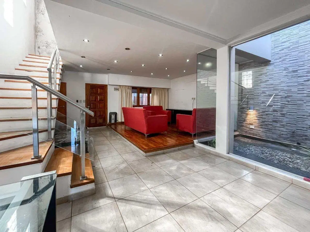 CASA 3 DOMITORIOS EN VENTA BERISSO PILETA 2