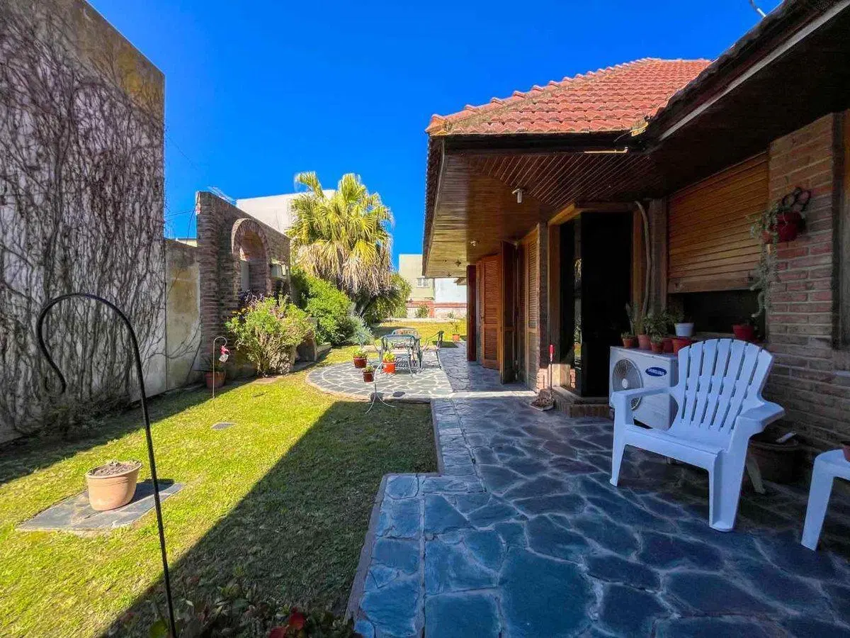 CASA 3 DORMITORIOS EN VENTA LA  PLATA CON PILETA 5