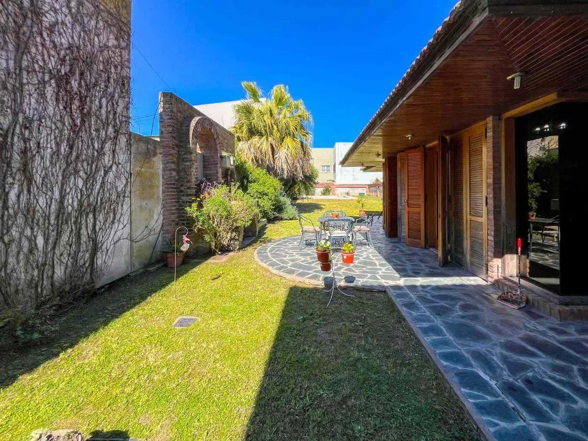 CASA 3 DORMITORIOS EN VENTA LA  PLATA CON PILETA 8