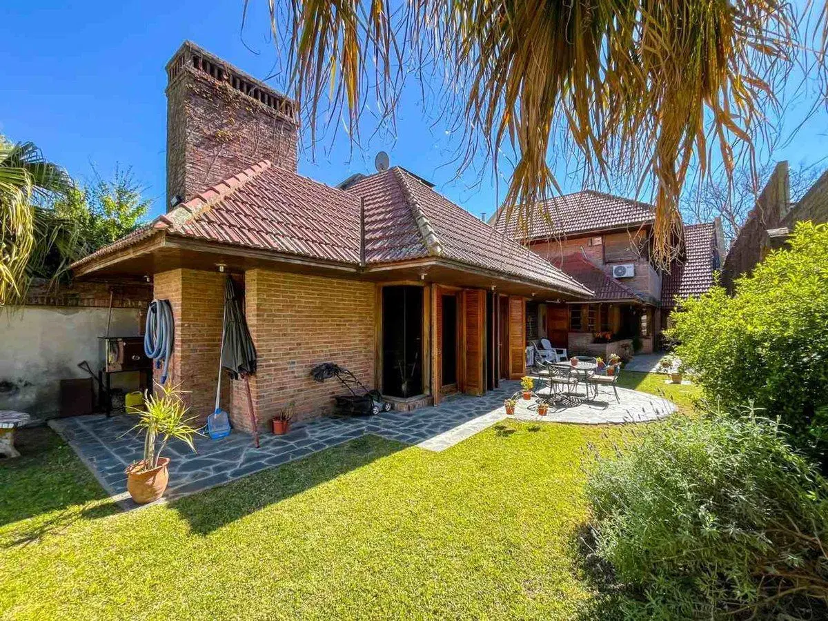 CASA 3 DORMITORIOS EN VENTA LA  PLATA CON PILETA 4