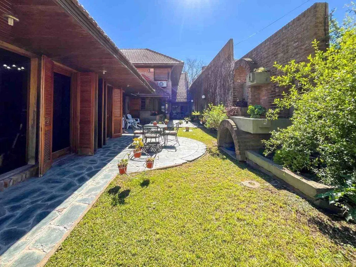 CASA 3 DORMITORIOS EN VENTA LA  PLATA CON PILETA 2