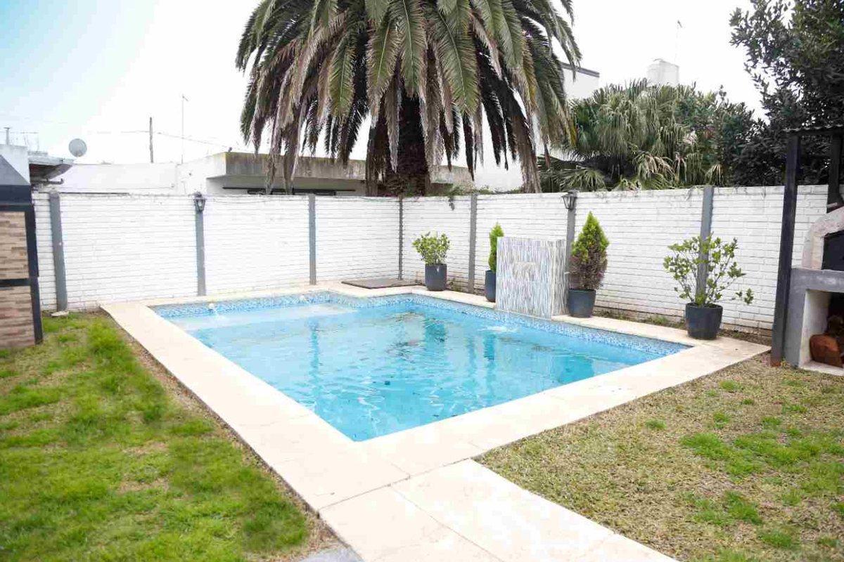 Foto de Casa 3 dormitorios en Venta, Los Hornos con Pileta, imagen 2