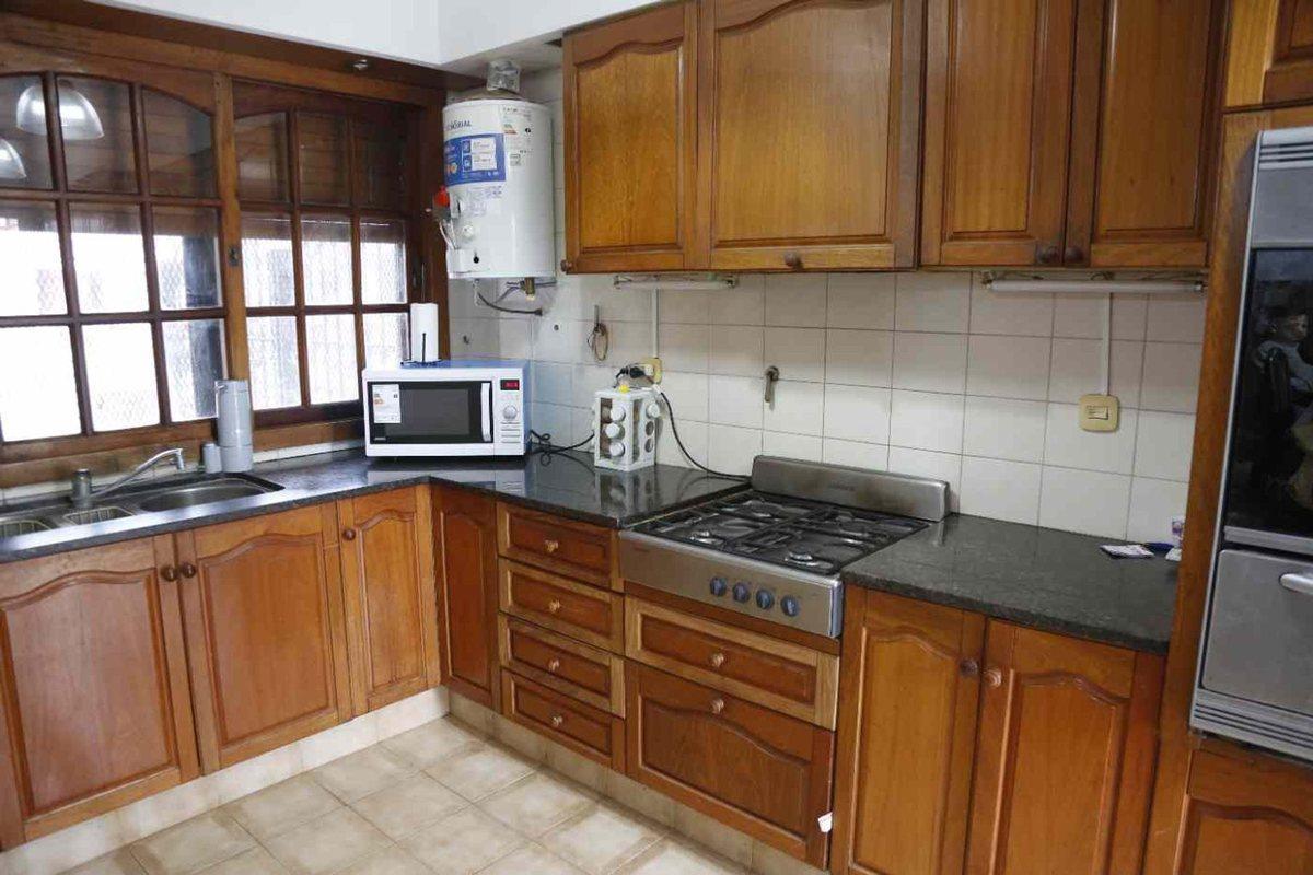 Foto de Casa 3 dormitorios en Venta, Los Hornos con Pileta, imagen 4