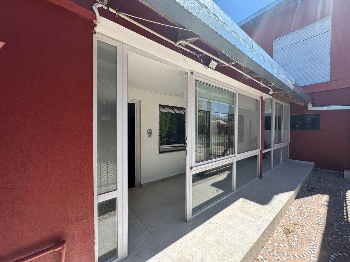 Foto de CASA 4 DORMITORIOS EN VENTA CITY BELL CON PILETA, imagen 1