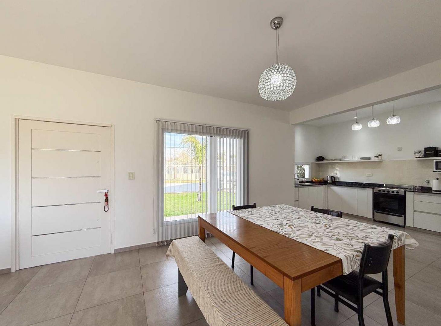 Foto de Casa de 3 dormitorios en venta Berisso con pileta, imagen 3