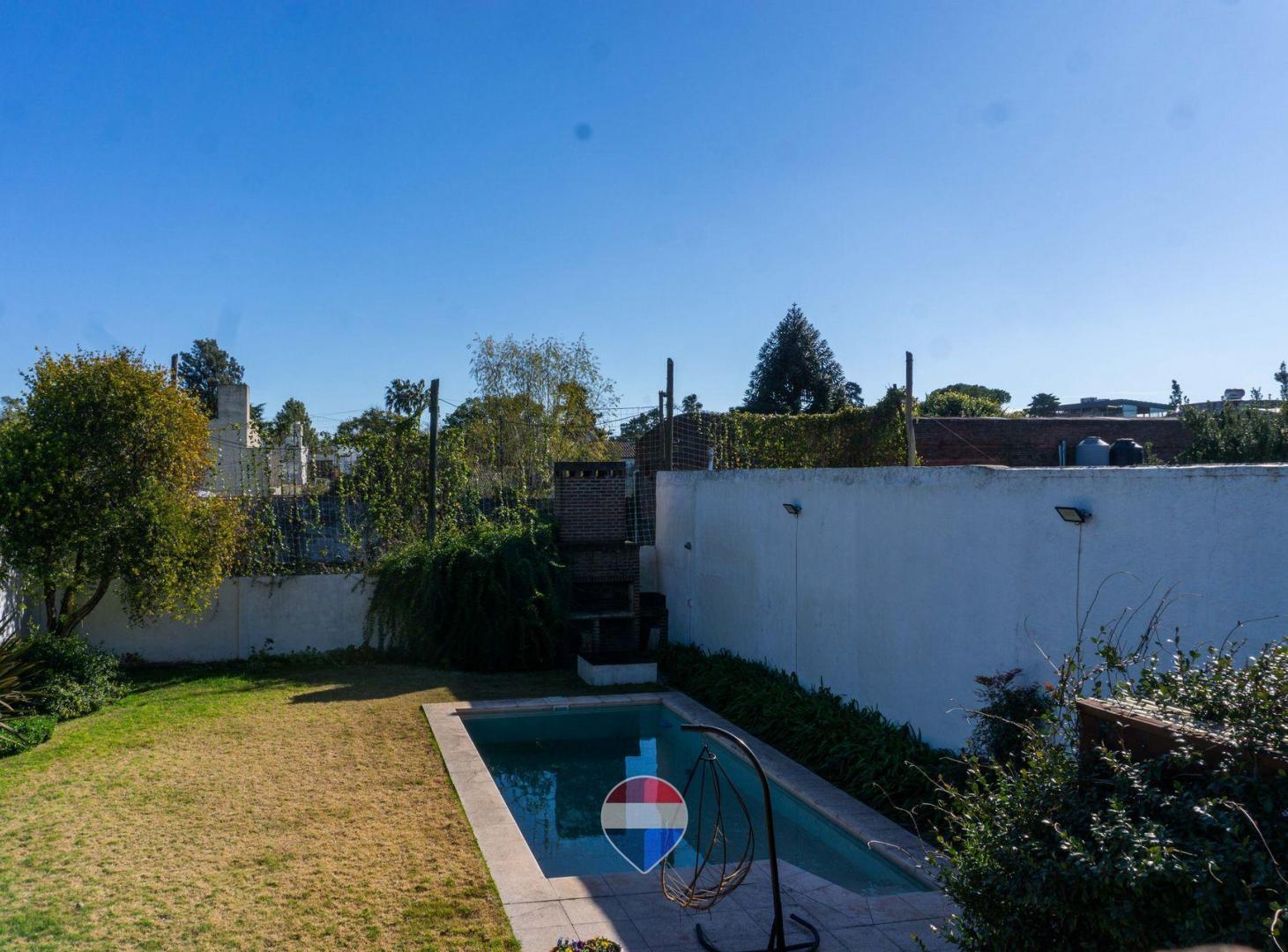 Foto de CASA 4 DORMITORIOS EN VENTA M.B GONNET -LA PLATA ., imagen 3
