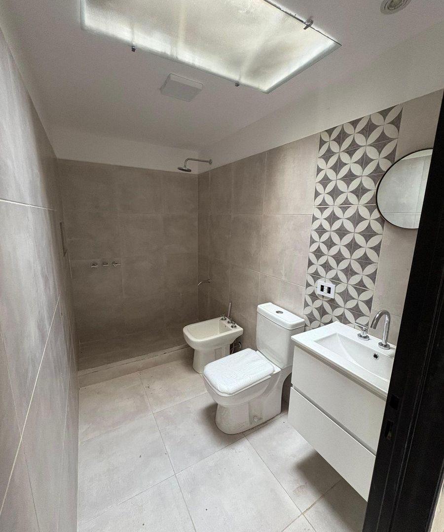 Foto de DUPLEX 2 DORMITORIOS EN VENTA CITY BELL + COCHERA, imagen 5