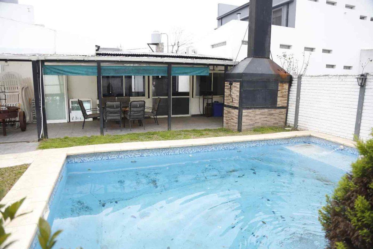 Foto de Casa 3 dormitorios en Venta, Los Hornos con Pileta, imagen 2