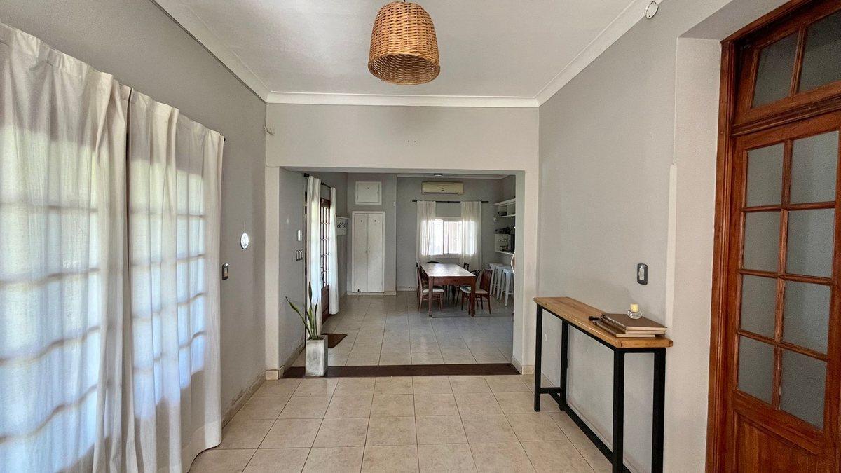 Foto de CASA 4 DORMITORIOS VENTA LA PLATA QUINCHO Y PILETA, imagen 2