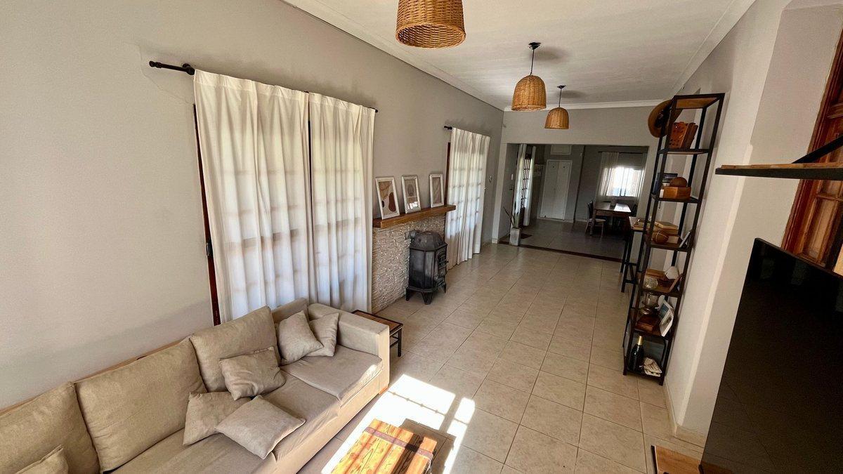 Foto de CASA 4 DORMITORIOS VENTA LA PLATA QUINCHO Y PILETA, imagen 3