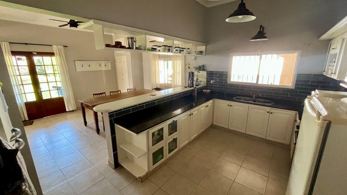 Foto de CASA 4 DORMITORIOS VENTA LA PLATA QUINCHO Y PILETA, imagen 5