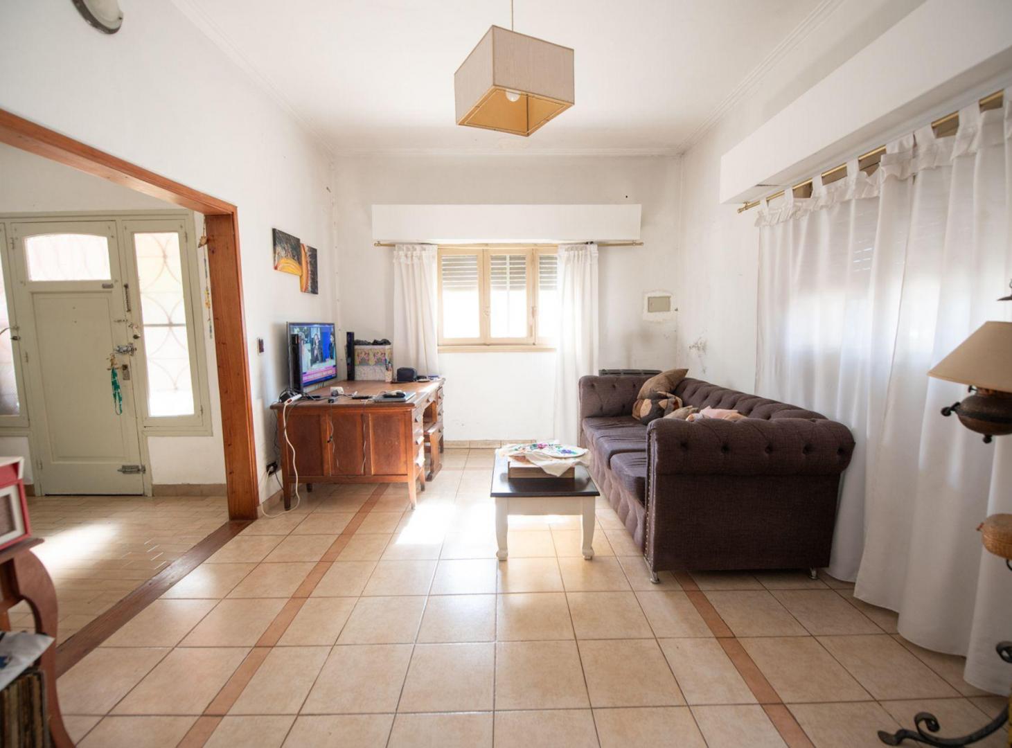 Foto de CASA 4 DORMITORIOS VENTA LA PLATA QUINCHO TERRAZA, imagen 2